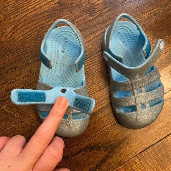 CROCS- Tinted Glass Elsa sparkle kids metallic blue Fisherman closed toe sandals - Picture 7 of 16